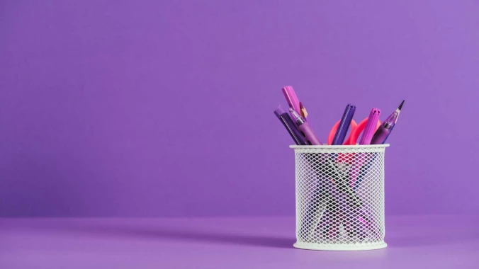 Porównanie długopisów z grawerem i nadrukiem – co wybrać dla swojej firmy?